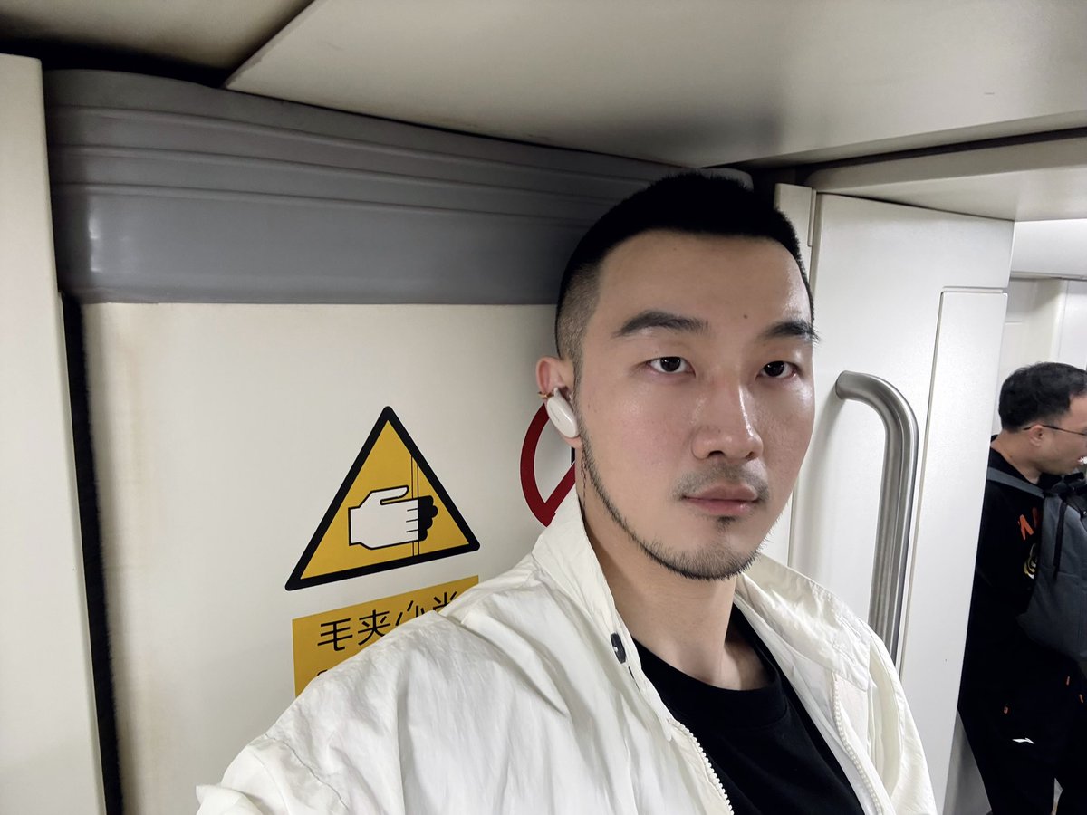 小伍的移动面包（搞笑版） tweet media