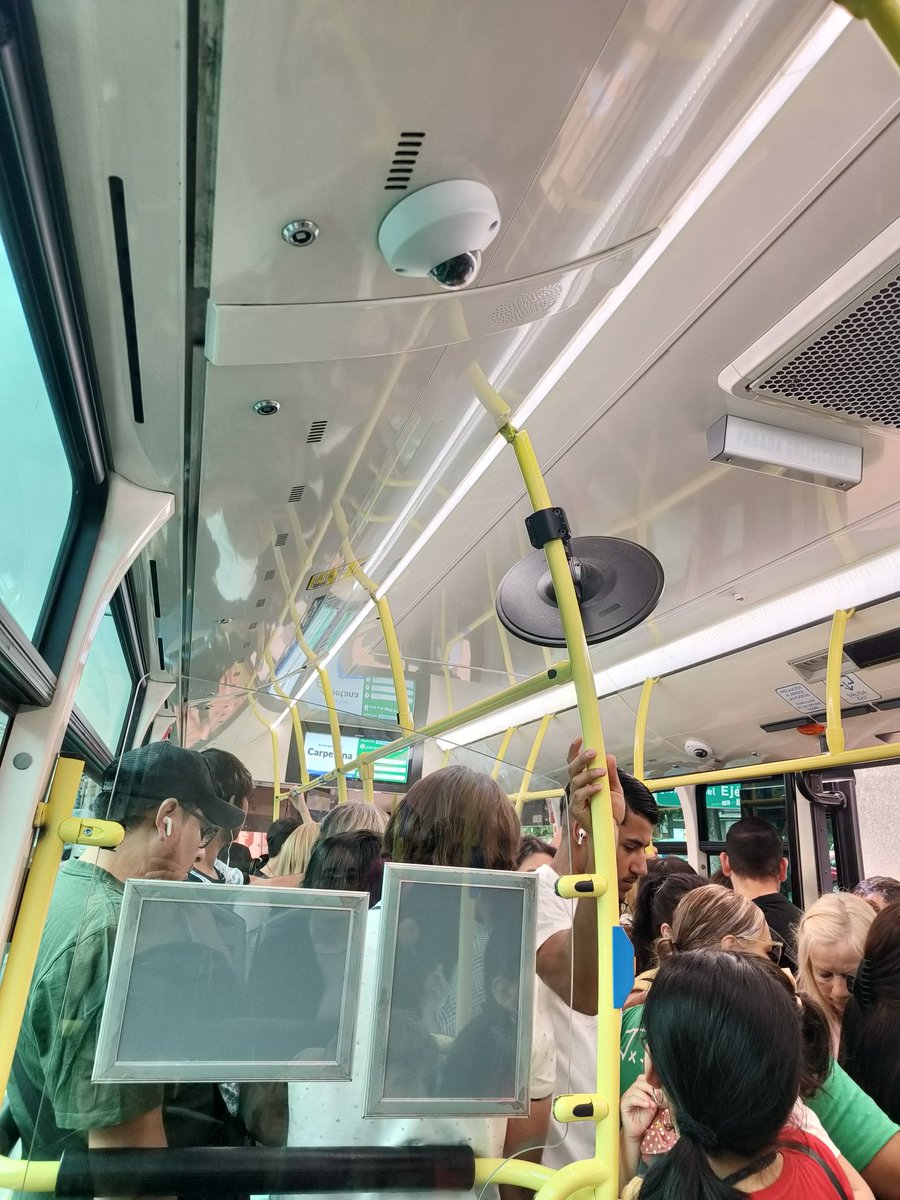 juulsss10's tweet photo. Igual se tendría que plantear poner más buses especiales para la línea 6... @metro_madrid https://t.co/FbfYXreDTh