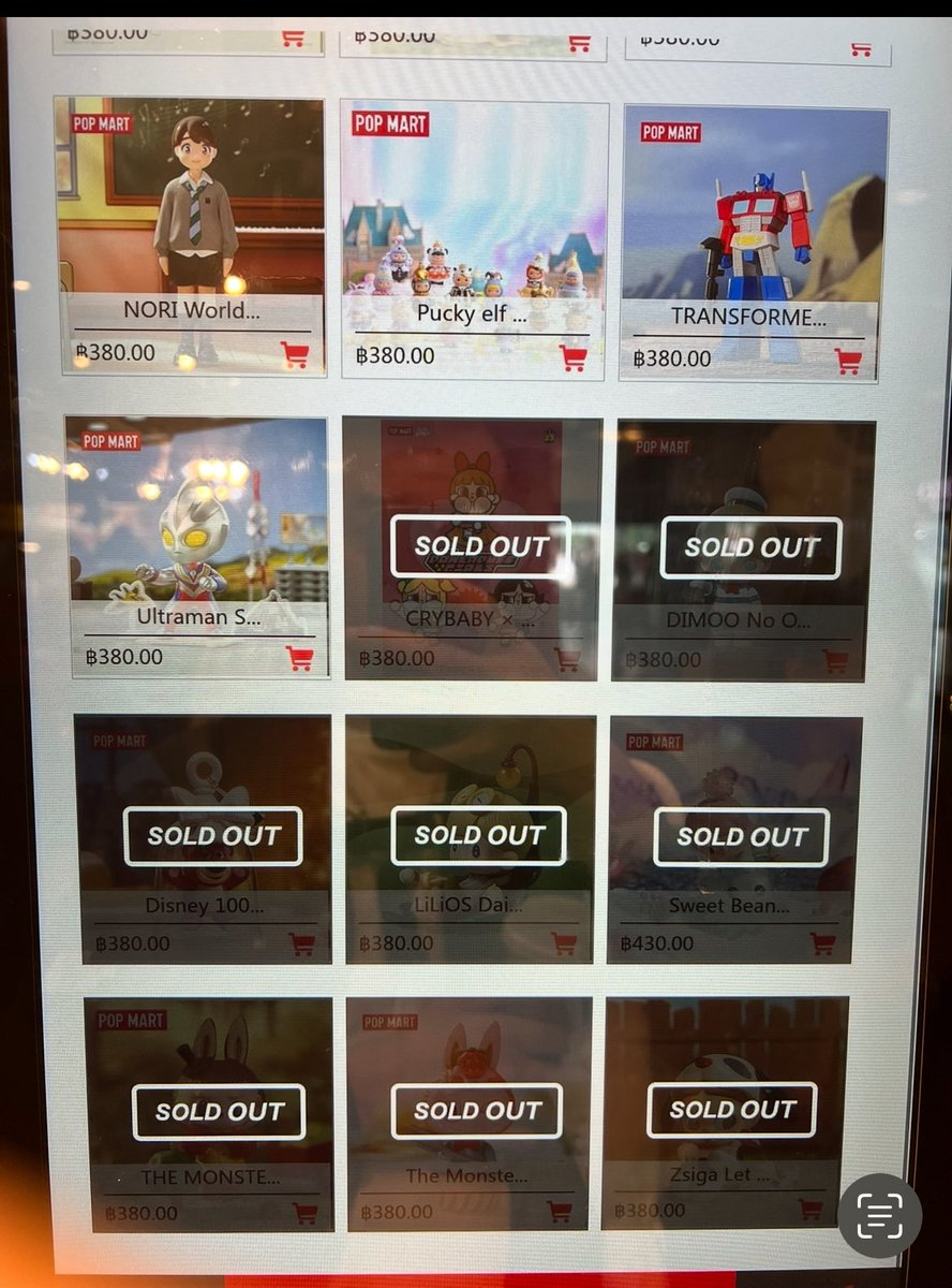 行情太枯燥來分享去年5月在泰國泡泡瑪特機台前排隊的照片，那時候排到我機台大部分顯示sold out我還用溢價直接跟前面的泰國人買，印象中溢價超過50%…..有時候機會真的就在你身邊可惜我也沒抓住，那時候股價大概50現在買不起了..救命，至於現在能不能追高6月打算再去考察一次同一台機台的狀況。