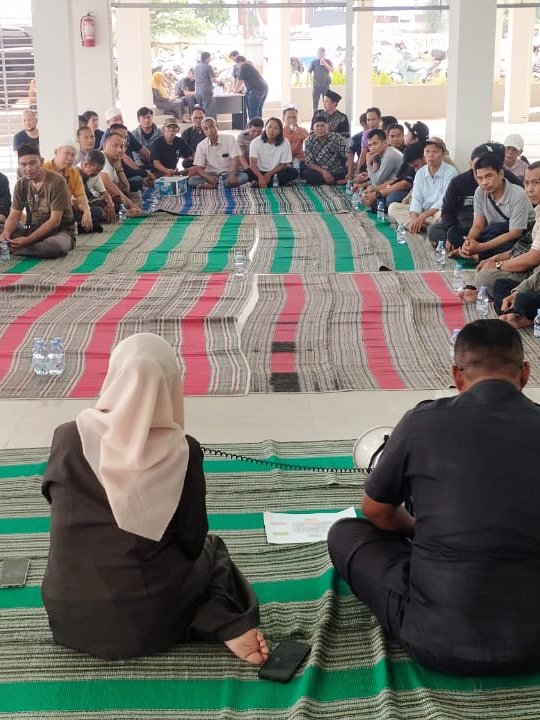 TangerangPolsek's tweet photo. Polsek Tangerang, dipimpin IPTU Hartoyo melaksanakan pengamanan sosialisasi pemindahan pedagang Pasar Anyar Kota Tangerang. Kegiatan ini sebagai upaya menjaga keamanan dan kelancaran proses relokasi.
#PolsekTangerang #Binmas #PolriPresisi #PasarAnyar #Harkamtibmas https://t.co/MaOHBGXvvP