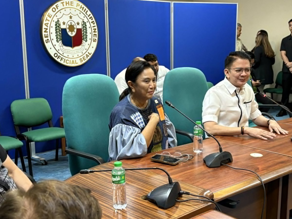 ABSCBNNews's tweet photo. Former vice president and Naga City Mayor-elect Leni Robredo accompanies members of Naga’s Liga ng mga Barangay to the Senate for a courtesy call with Senate President Chiz Escudero. Senators Joel Villanueva and Robin Padilla also greeted the village officials. | via @victoriatulad