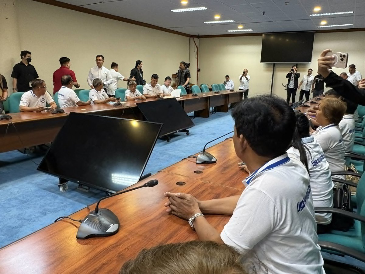 ABSCBNNews's tweet photo. Former vice president and Naga City Mayor-elect Leni Robredo accompanies members of Naga’s Liga ng mga Barangay to the Senate for a courtesy call with Senate President Chiz Escudero. Senators Joel Villanueva and Robin Padilla also greeted the village officials. | via @victoriatulad