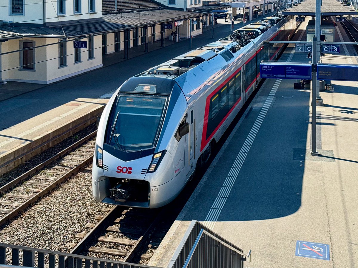 bahnfan84's tweet photo. Schweizerische Südostbahn RABe 526 003 „Bristen“ als S4 (Rapperswil SG 12:37 - Sargans 14:54) am 19.03.2025 in St. Margrethen SG https://t.co/bDfa17iXOp