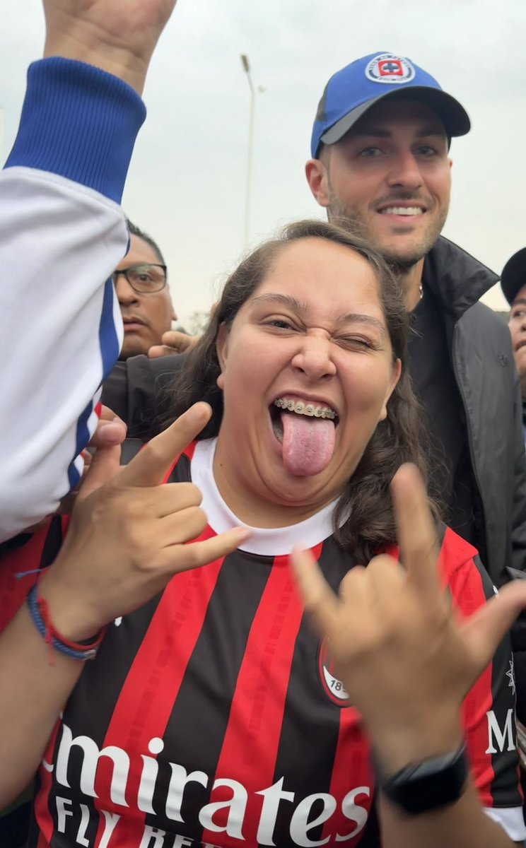 Fher (@fergiego) on Twitter photo En otras noticias, me encontré a mi <a href="/Santgimenez_/">Santiago Gimenez</a> y me regaló una fotito.
Buen día para traer la del Milán. En otras noticias, me encontré a mi <a href="/Santgimenez_/">Santiago Gimenez</a> y me regaló una fotito.
Buen día para traer la del Milán.
