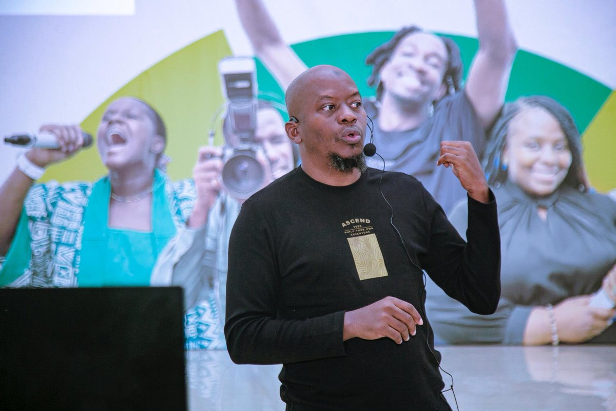 We always learn from seniors, happy to chat, learn and network with you brother <a href="/faryus88/">Farhan Yusuf</a> and <a href="/masoudkipanya/">Masoud Kipanya</a>  during, Vijana leadership Academy organized by #TBI