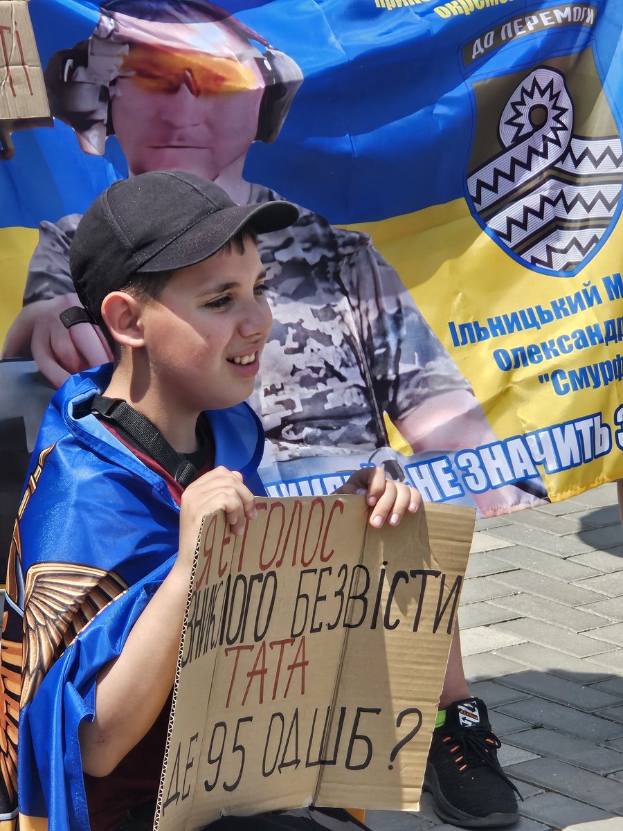 Mikołajów. Co tydzień na jednej z głównych ulic miasta spotykają się rodziny żołnierzy, którzy przebywają w rosyjskiej niewoli. Mają przygotowane portrety najbliższych, hasła. Mnie proszą tylko o to, żeby robić zdjęcia i opowiadać w Polsce o tym co widziałam. 

Dzisiaj specjalny