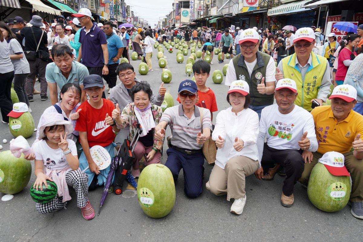 TaiwanTodayJP's tweet photo. 5月31日は #端午節（旧暦5月5日）でした。「#陰陽五行説」では「#陽気」が最も旺盛な日で、とりわけ太陽が最も高い位置にある #午の刻（11～13時）にそのピークを迎えると言われています。台湾では、この時間帯にタマゴを立てる「立蛋」が成功すると、一年間幸運が訪れると言われています。

しかし、「#スイカ苗のふるさと」として知られる屏東県佳冬郷の石光見地区で毎年行われているのは、「タマゴ立て」ならぬ「#スイカ立て」。今年も道路を封鎖して端午節の「スイカ立て」イベントが開催されました。

📸屏東県
☟TAIWAN TODAY日本語版公式サイトで全文を読む
https://t.co/zerdoOz9MT