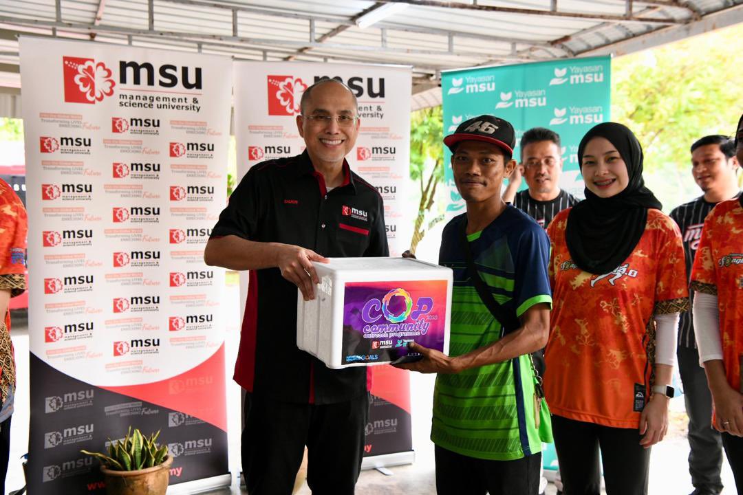 MohdShukriYajid's tweet photo. Joined our #MSUrians volunteers for the #CommunityOutreachProgramme2025. Satisfying moments with 30 famiies of Kg Orang Asli Air Kuning (Suku Temuan), part of 600 targeted families in conjunction with Community Outreach Programme 2025 (COP). @MSUsdg https://t.co/coGhxqqka6