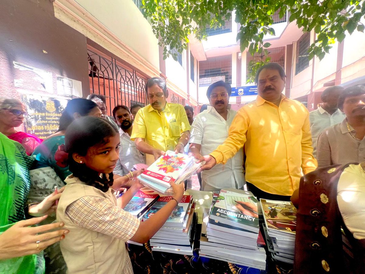 JMH Aassan Maulaana #NammaVelachery (@hassan_tnpyc) on Twitter photo மாண்புமிகு <a href="/CMOTamilnadu/">CMOTamilNadu</a> திரு <a href="/mkstalin/">M.K.Stalin</a>
ஆணைக்கு இணங்க, பள்ளிக் கல்வித் துறை சார்பில் 2025-26 ஆம் கல்வியாண்டிற்கான புதிய பாடநூல்கள், சீருடைகள், நோட்டு புத்தகங்கள் மற்றும் பிற கல்வி உபகரணப் பொருட்களை வேளச்சேரி பெரியசாமி, ராஜலக்ஷ்மி பள்ளிக்கூடங்களில் வழங்கினேன். #NammaVelachery மாண்புமிகு <a href="/CMOTamilnadu/">CMOTamilNadu</a> திரு <a href="/mkstalin/">M.K.Stalin</a>
ஆணைக்கு இணங்க, பள்ளிக் கல்வித் துறை சார்பில் 2025-26 ஆம் கல்வியாண்டிற்கான புதிய பாடநூல்கள், சீருடைகள், நோட்டு புத்தகங்கள் மற்றும் பிற கல்வி உபகரணப் பொருட்களை வேளச்சேரி பெரியசாமி, ராஜலக்ஷ்மி பள்ளிக்கூடங்களில் வழங்கினேன். #NammaVelachery