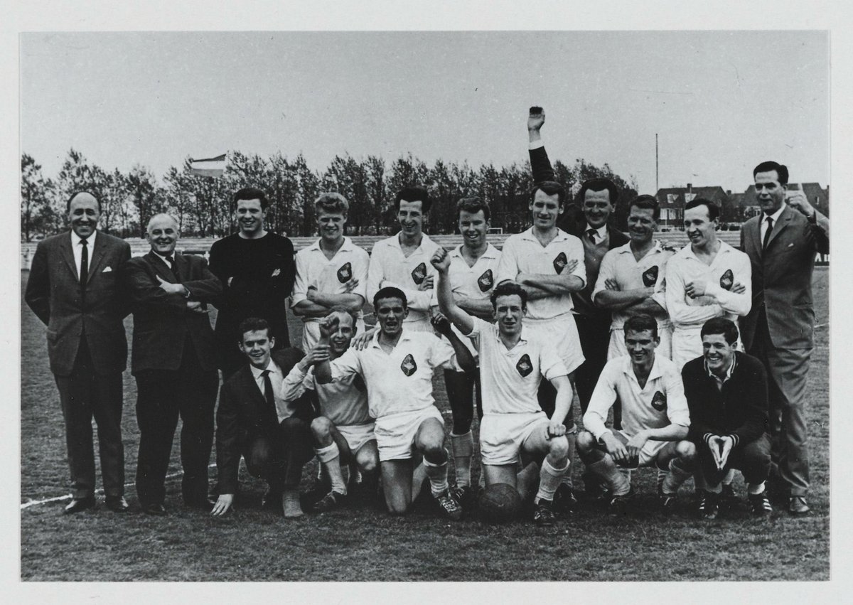 Feest in Velsen! Telstar is gepromoveerd naar de Eredivisie. In 1964 gebeurde dit ook en verbleef Telstar daar veertien jaar onafgebroken.  Foto: Promotie Telstar 7 mei 1964. Beeldcollectie Gemeente Velsen. Ontdek meer foto's op noord-hollandsarchief.nl/beelden/beeldb…
#Voetbal #Geschiedenis