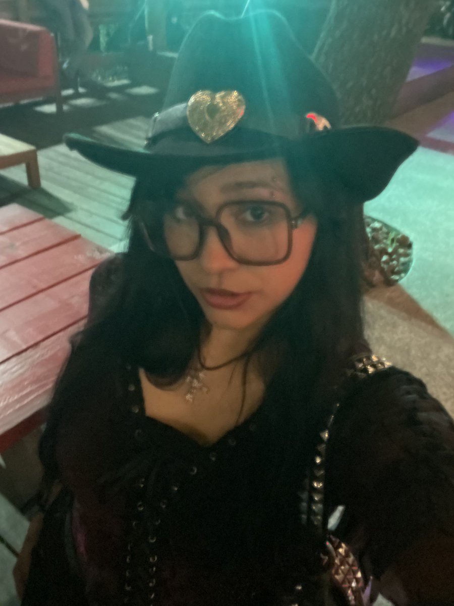 cloudyalexia's tweet photo. let me kiss you. https://t.co/CxWxWyBOkY