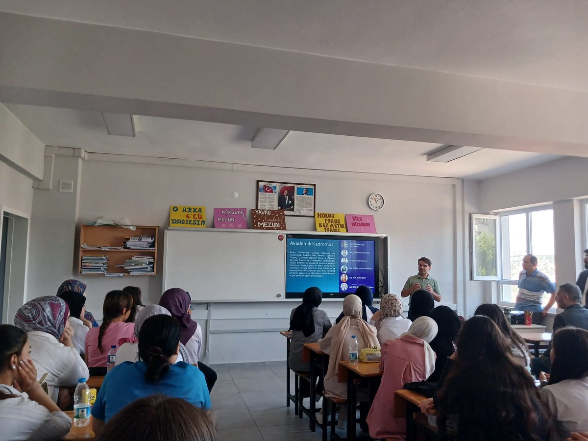baru_mtarapca's tweet photo. Bartın Nene Hatun Kız Anadolu İmam Hatip Lisesi’ni ziyaret ederek Arapça Mütercim ve Tercümanlık bölümümüzü, Dr. Öğr. Üyesi Fuat DAŞ hocamızın sunumuyla tanıttık. Öğrencilerin ilgisi ve sıcak karşılamaları için teşekkür ederiz. 🙂🌱

#Arapça #MütercimTercümanlık #BARU https://t.co/oqkhzdWGxN