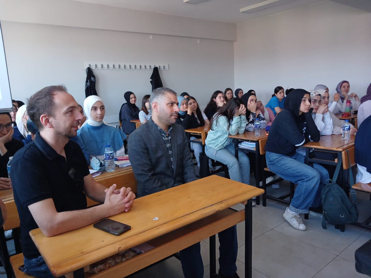 baru_mtarapca's tweet photo. Bartın Nene Hatun Kız Anadolu İmam Hatip Lisesi’ni ziyaret ederek Arapça Mütercim ve Tercümanlık bölümümüzü, Dr. Öğr. Üyesi Fuat DAŞ hocamızın sunumuyla tanıttık. Öğrencilerin ilgisi ve sıcak karşılamaları için teşekkür ederiz. 🙂🌱

#Arapça #MütercimTercümanlık #BARU https://t.co/oqkhzdWGxN