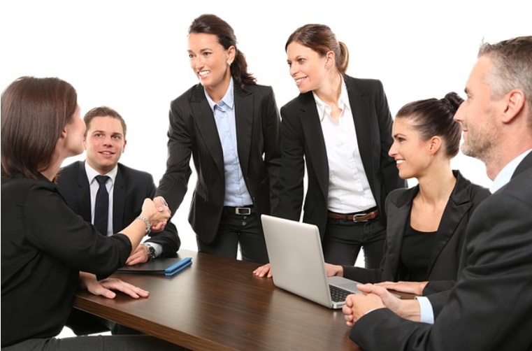 𝗗𝗲𝘀𝗱𝗲 𝗹𝗮 𝗥𝗲𝗶𝗻𝗮 𝗟𝗲𝘁𝗶𝘇𝗶𝗮 hasta pequeñas empresarias, las mujeres enfrentan un escrutinio que va más allá de lo profesional.
Pero ¿𝗣𝗼𝗿 𝗾𝘂𝗲́ 𝗹𝗮 𝗰𝗿𝗶𝘀𝗶𝘀 𝗱𝗲 𝗿𝗲𝗽𝘂𝘁𝗮𝗰𝗶𝗼́𝗻 𝗴𝗼𝗹𝗽𝗲𝗮𝗻 𝗺𝗮́𝘀 𝗮 𝗹𝗮𝘀 𝗺𝘂𝗷𝗲𝗿𝗲𝘀?

bit.ly/4jvpkd0