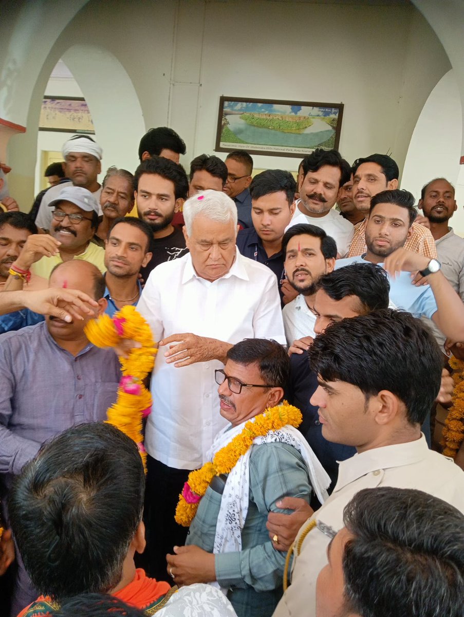 Rahul sunarthi (@rahulya72257742) on Twitter photo बीजेपी के तमाम दिगगज नेताओं ने <a href="/ashokgehlot51/">Ashok Gehlot</a>
की सरकार में #CHA के लिए आवाज उठाई थी और धरना दिया था लेकिन अब अपनी सरकार बनने के बाद यह CHA का नाम तक नहीं ले रहे है
क्यों? जल्द CHA की सेवा बहाली करे
<a href="/BJP4Rajasthan/">BJP Rajasthan</a> <a href="/RajCMO/">CMO Rajasthan</a> <a href="/BhajanlalBjp/">Bhajanlal Sharma</a>
<a href="/1stIndiaNews/">First India News</a>
#CHA_ को नोकरी दो बीजेपी के तमाम दिगगज नेताओं ने <a href="/ashokgehlot51/">Ashok Gehlot</a>
की सरकार में #CHA के लिए आवाज उठाई थी और धरना दिया था लेकिन अब अपनी सरकार बनने के बाद यह CHA का नाम तक नहीं ले रहे है
क्यों? जल्द CHA की सेवा बहाली करे
<a href="/BJP4Rajasthan/">BJP Rajasthan</a> <a href="/RajCMO/">CMO Rajasthan</a> <a href="/BhajanlalBjp/">Bhajanlal Sharma</a>
<a href="/1stIndiaNews/">First India News</a>
#CHA_ को नोकरी दो