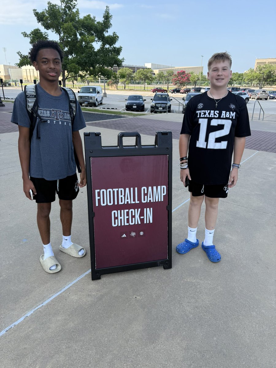MikeHannon7's tweet photo. @Matthew7x_ and elijah today @TexasAggieFB camp and I have to give a big shout out to @TaureanYork5x who came by to see them at the camp and take them to locker room this is what @templewildcats are all about @CoachPresident @OttTempleISD https://t.co/0kicE5Yyi3