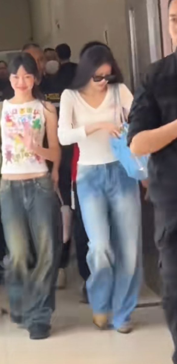 ตามหาเสื้อแบบคุณมาเบลค่ะ เข้ารูปแขนยาวคอวี