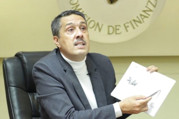 El diputado a la Asamblea Nacional, Ramón Lobo, denunció que sectores de la extrema derecha están manipulando plataformas digitales para atacar el Bolívar, la moneda nacional. 

Explicó que esta estrategia forma parte de una «guerra económica» continua contra #Venezuela