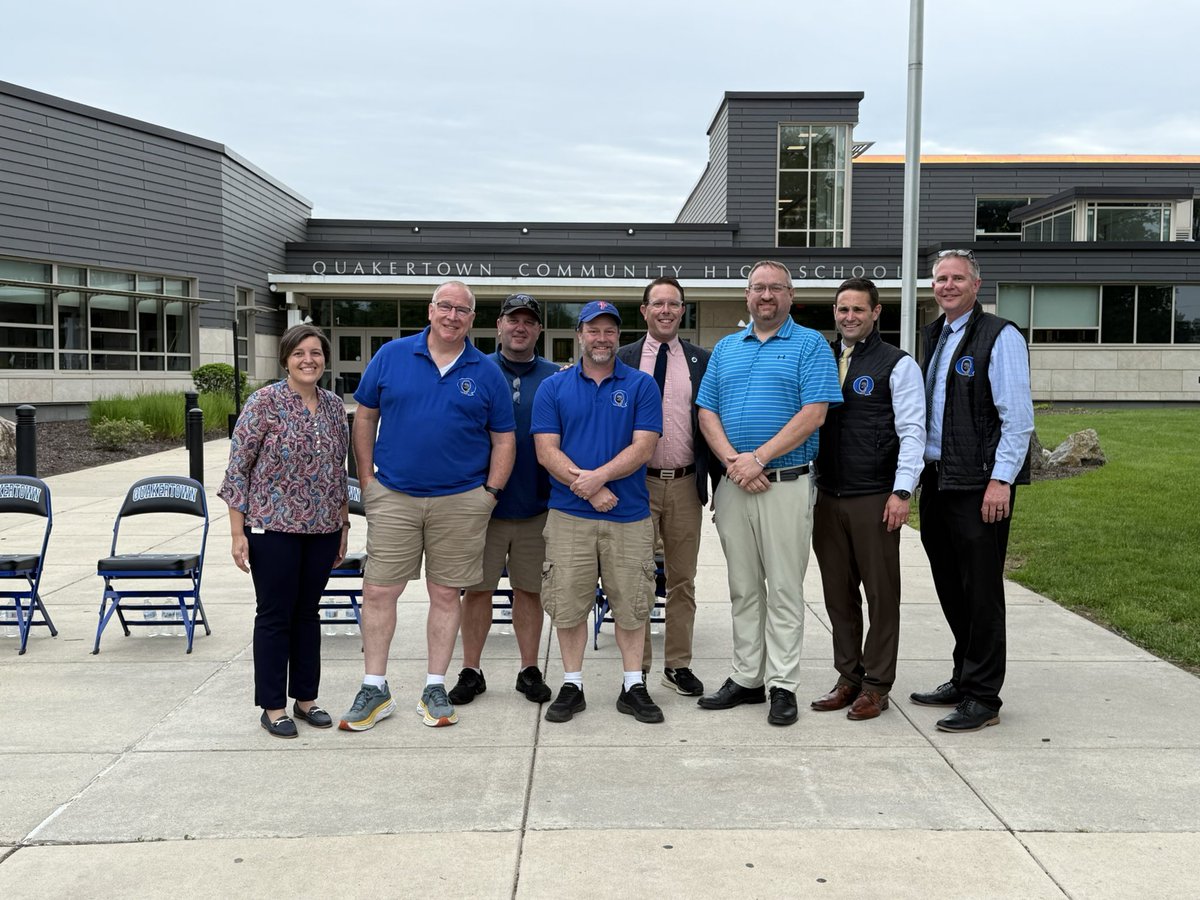 mfriedmanPGH's tweet image. ⸻
🎓 This week, we say goodbye (for now) to the @OfficialQCHS Class of 2025… and what a sendoff it’s been over the past few weeks. From the senior awards to prom to a senior parade that could only happen in Quakertown as you can see— these are the moments that become stories…