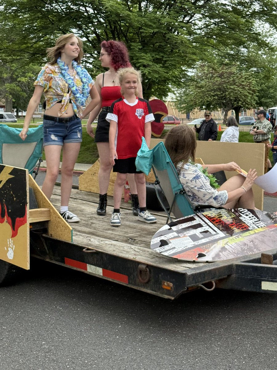mfriedmanPGH's tweet image. ⸻
🎓 This week, we say goodbye (for now) to the @OfficialQCHS Class of 2025… and what a sendoff it’s been over the past few weeks. From the senior awards to prom to a senior parade that could only happen in Quakertown as you can see— these are the moments that become stories…