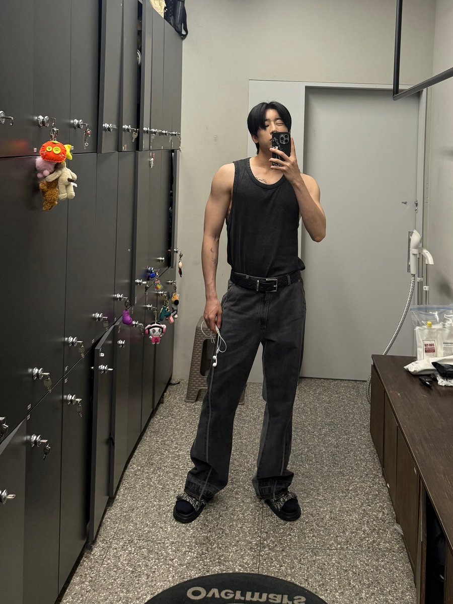 this 남자 named 한승우 makes my 심장 go 두근두근 every single time 🥹