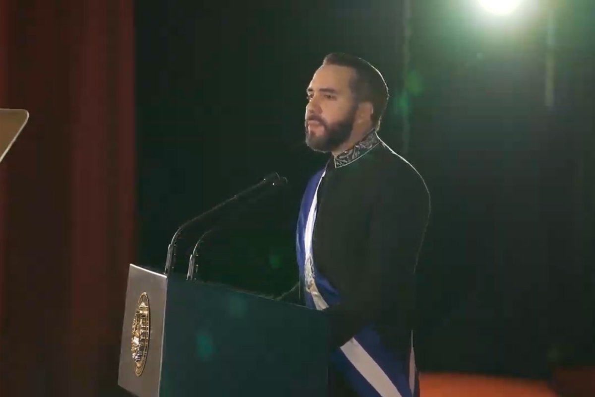 GatoEncerradoSV's tweet photo. “Me tiene sin cuidado que me llamen dictador”, dijo Nayib Bukele en el discurso del primer año de su gobierno inconstitucional, durante la sesión solemne en el Teatro Nacional. https://t.co/oVeTsyrb7e