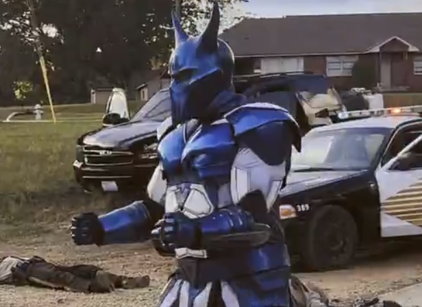 It looks like there's a slight change to the alternate universe White Dragon suit with the helmet, compared to the version shown in the mural set photo. Or maybe he wears multiple suits?