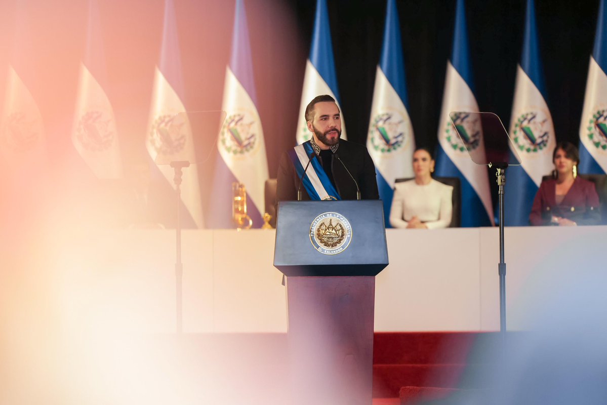 Casa Presidencial 🇸🇻 (@presidenciasv) on Twitter photo “Primero decían que nos vendimos a los chinos, porque hay más tiendas de artículos chinos en el centro.
Luego fuimos a una reunión en la Casa Blanca con el presidente Trump. Empezaron a decir que nos vendimos a Estados Unidos”, Presidente <a href="/nayibbukele/">Nayib Bukele</a>. “Primero decían que nos vendimos a los chinos, porque hay más tiendas de artículos chinos en el centro.
Luego fuimos a una reunión en la Casa Blanca con el presidente Trump. Empezaron a decir que nos vendimos a Estados Unidos”, Presidente <a href="/nayibbukele/">Nayib Bukele</a>.