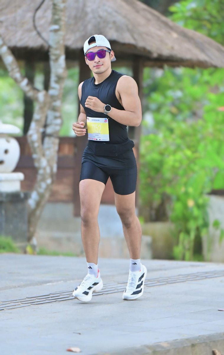 Dari luar keliatan senyum, padahal dalam hati menangiiisss. The more it hurts, the faster I run. Finished strong with pace 5.10/km