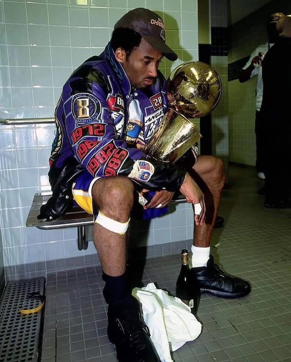 culturejpg's tweet photo. Kobe Bryant after winning the NBA Championship in 2001 https://t.co/VTcl2r5QRs