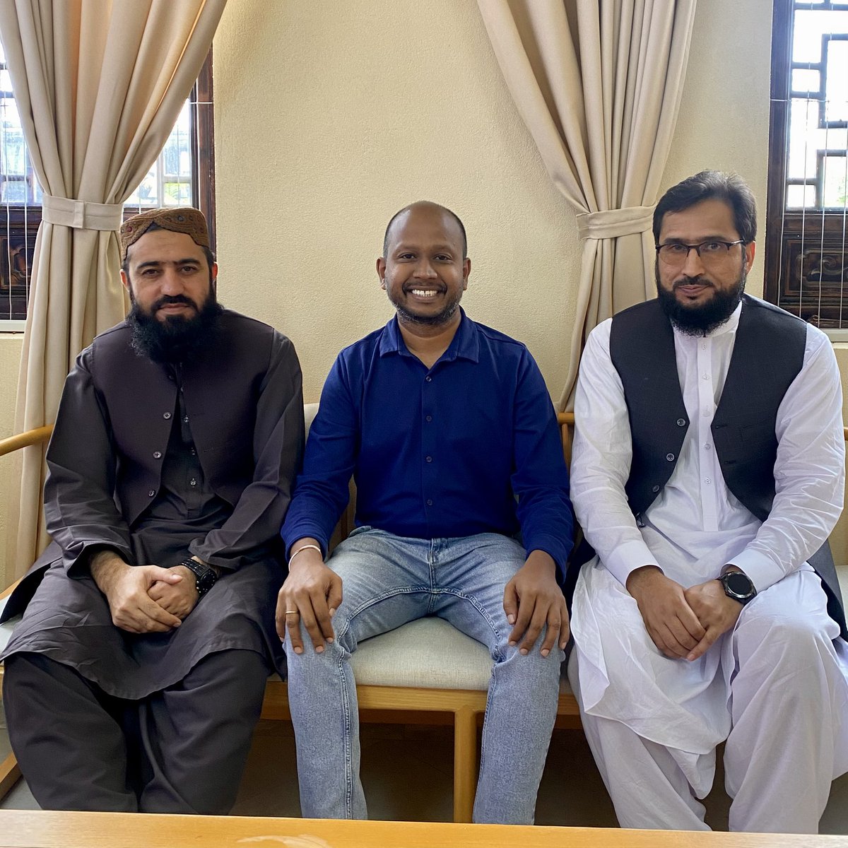 milindarj's tweet photo. මේ ඉන්නෙ අපිත් එක්ක චීනයේ සමුළුව නියෝජනය කරන්න ඇෆ්ඝනිස්ථානයේ තලෙයිබාන් රජය නියෝජනය කරමින් පැමිණි දේශපාලකයන් දෙදෙනා. ඔවුන් චීනය, ඉන්දියාව ඇතුළු රටවල් රාශියක් සමග තානාපති සම්බන්ධතා ආරම්භ කරලා. මම 2010 අවුරුද්දේ කාබුල් ගිය ෆොටෝ පෙන්වද්දී දෙන්නම කීවා 'ඒ කාලේ ගැන වගකියන්න බෑ, අපි එතකොට කදුවල සැගවිලා රොකට් වලින් සටන්කරන කාලේ' කියලා.

ටිකක් යාලු වුනාම මම ඔවුන්ගෙන් ඇහුවා ඇෆ්ගනිස්තානයේ කාන්තාවන්ට සලකන විදිය ගැන. 'අපි අවුරුදු පනහක් තිස්සේ යුද්ධ කරමින් ඉන්න රටක්. රුසියාව එක්ක, ඇමරිකාව එක්ක, අභ්‍යන්තර සිවිල් යුද්ධ. ඉතින් නිවැරදිකරගන්න දේවල් ගොඩාක් තියෙනවා. අපි දැන් එකින් එක හදාගනිමින් ඉන්නවා. බීබීසි සීඑන්එන් අපිව විතරක් නෙමෙයි හැම දියුණුවෙමින් ඉන්න රටක්ම පෙන්වන්නේ ගෝත්‍රිකයො විදියට. ඒකත් කැම්පේන් එකක්'

මම ඊට පස්සෙ දන්න කරුණු කාරණා සහිතව කීවා කාන්තාවන් මුහුණ දෙන අභියෝග ගැන. 'මිස්ටර් මිලින්ද ඔයා හිතනවද කවුරුහරි පිරිමියෙක් ඔය විදියට අපේ අම්මට බිරිදට දුවට සලකනවට මම කැමතියි කියලා?' 

කොහොම කොහොමහරි ඔහුගෙ යුධ අත්දැකීම් ගැනත් අපිත් එක්ක බෙදාහදාගත්තා. ඔහු භාවිතාකරපු ආයුධ, සම්බන්ධවුන විශේෂ මෙහෙයුම්. ඒත් ඒ හැම දෙයක්ම අමිහිරි අතීතයට එකතුකරන්න තමා කැමති. මොකද අවුරුදු 15ක් තිස්සේ ඔවුනුත් සන්නන්ධවයි ඉදල තියෙන්නේ. දැන් ඕනාකරන්න පවුල දරුවො එක්ක සාමකාමීව ජීවත්වෙන්න. විදේශිකයො පාලනය නොකරන ඇෆ්ගනිස්තානයක මැරිල යන්න. ලෝකෙ දකින්න. හැමෝම ගරුකරන ඇෆ්ගනිස්තානයක් ගොඩනගන්න. 

අපි එන්න පිටත් වෙද්දී ඔවුනුත් ලොබියට ආවා. මම හග් එකක් දීලා කීවා All the Best Brother කියලා. 

මිලින්ද රාජපක්ෂ
