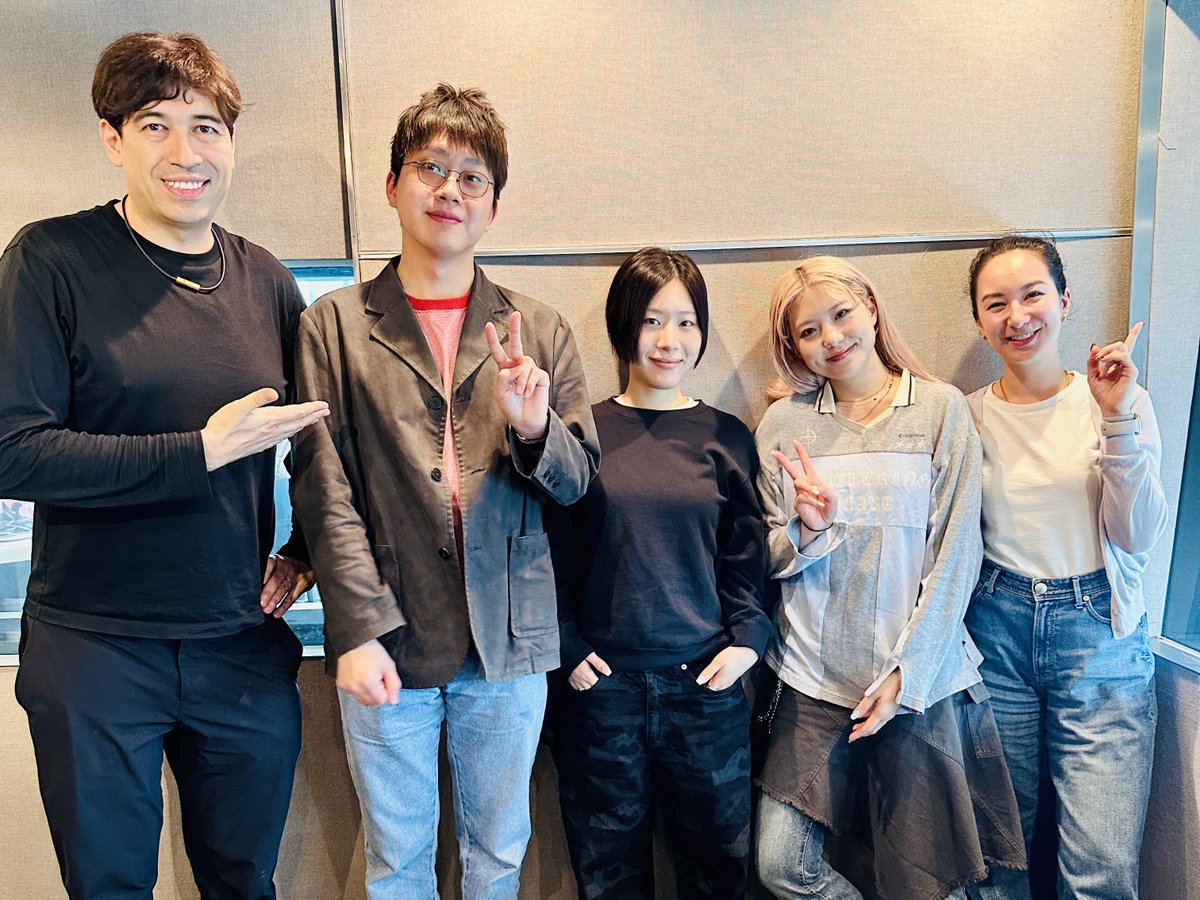 stepone813's tweet photo. このあとの【MUSIC+1】
Sumin &amp; Slom 登場！

韓国で来ているという
2000年代初頭の J-POPブームについて！

番組を聞く→ https://t.co/lMeW8l6J81

#jwave #stepone813 #radiko https://t.co/Ov0VlLNKj6