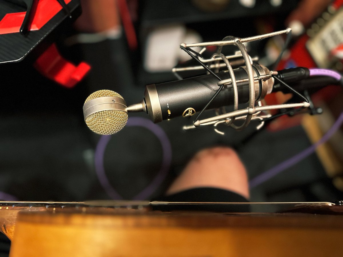 新曲のギターRECして、ちと休憩！！

ギター下手やなぁ〜、おれ。
もっと頑張らんとあかんわ！

今日もポジティブに行こかー♪