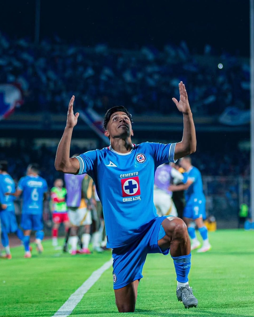 RicardoMusic29's tweet photo. Cruz Azul campeón! 🩵❤️✨🎉🏆 Y todos queremos que Vicente Sánchez se quede! https://t.co/Cc39K5Gd4B