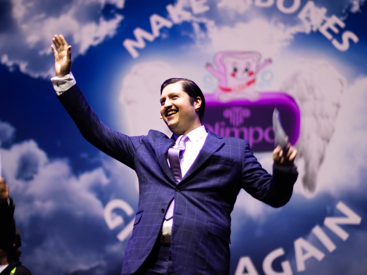 Pajarito Times 𝕏 (@pajaritotimes) on Twitter photo Ayer en el #ThunderStage . <a href="/fdobonilla/">Fernando Bonilla</a> como Jerónimo Ponce de 'La Oficina', el remake mexicano de #TheOffice en #PrimeVideo
“Make jabones great again”
#CCXPMX25 Ayer en el #ThunderStage . <a href="/fdobonilla/">Fernando Bonilla</a> como Jerónimo Ponce de 'La Oficina', el remake mexicano de #TheOffice en #PrimeVideo
“Make jabones great again”
#CCXPMX25