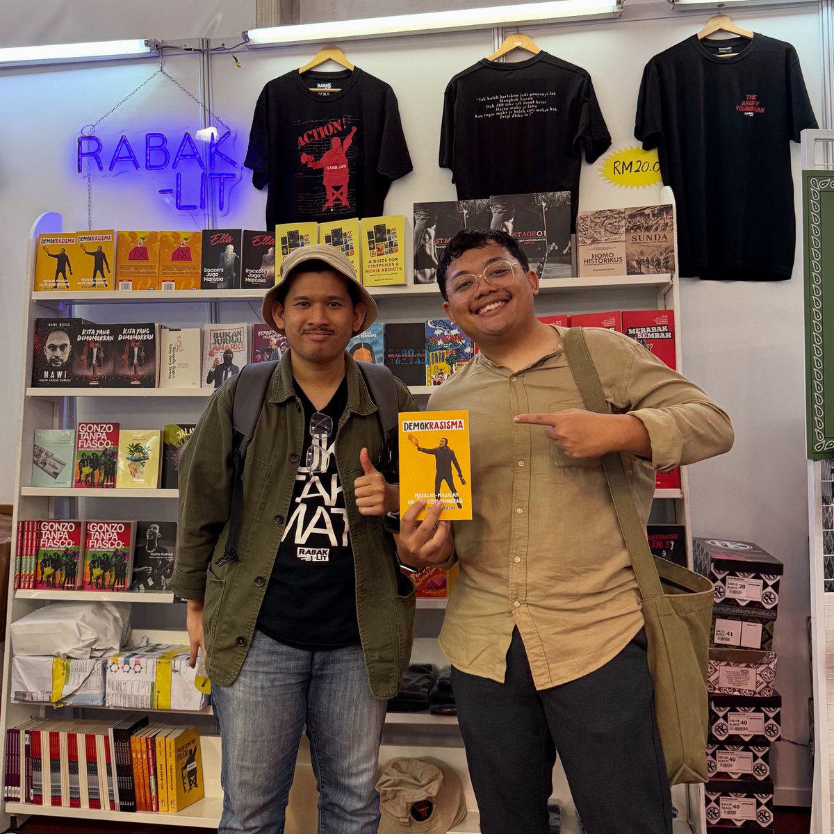 Syed Ahmad Fathi (@fathi137) on Twitter photo Terima kasih abang sasterawan Faris Wildan yang sudi me- <a href="/rabaklit/">Rabak-Lit | PBAKL 25, DEPAN PINTU TR4</a> di PBAKL dan mendapatkan buku โDemokrasismaโ. Walaupun beliau dari jalur sastera, beliau juga fasih dalam bahasa-bahasa sejarah dan historiografi. Terima kasih abang sasterawan Faris Wildan yang sudi me- <a href="/rabaklit/">Rabak-Lit | PBAKL 25, DEPAN PINTU TR4</a> di PBAKL dan mendapatkan buku โDemokrasismaโ. Walaupun beliau dari jalur sastera, beliau juga fasih dalam bahasa-bahasa sejarah dan historiografi.