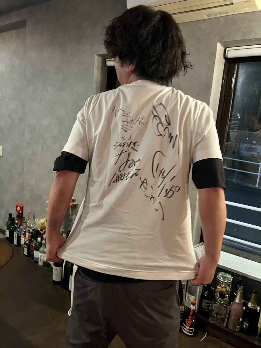HisaItto's tweet photo. 昨日の夜のbarは最高でした。
福岡に来て18年、夢が叶った瞬間。
憧れの方々にサインを頂きました。
barの扉が開いた瞬間、後光が差してたなぁ〜
運使い果たしたな…
#パラシュート部隊
#斉藤さん
#ゴリけんさん
#のぼせもんなべさん
#金沢さん
ほんと素敵な方々でした。 https://t.co/pN5hacQUhi