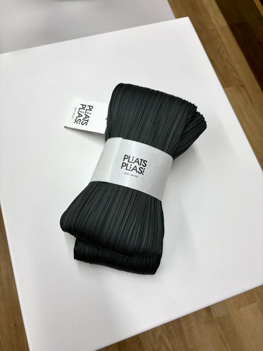 autunn0's tweet image. 上半期の大本命、プリーツプリーズのハイネックワンピースはチャコールグレーにしました。
濃いカーキにも見えるししっくり来てよかった。夏にたくさん着る〜!