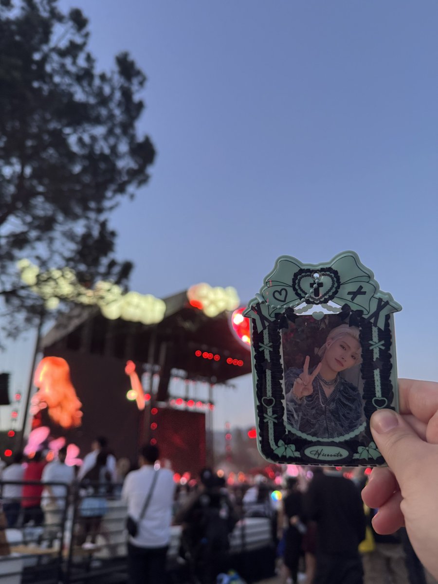 memealuvzCLx's tweet photo. 2NE1 is now performing at Head In The Clouds

#2NE1atHITC
 https://t.co/aQEpysfvth