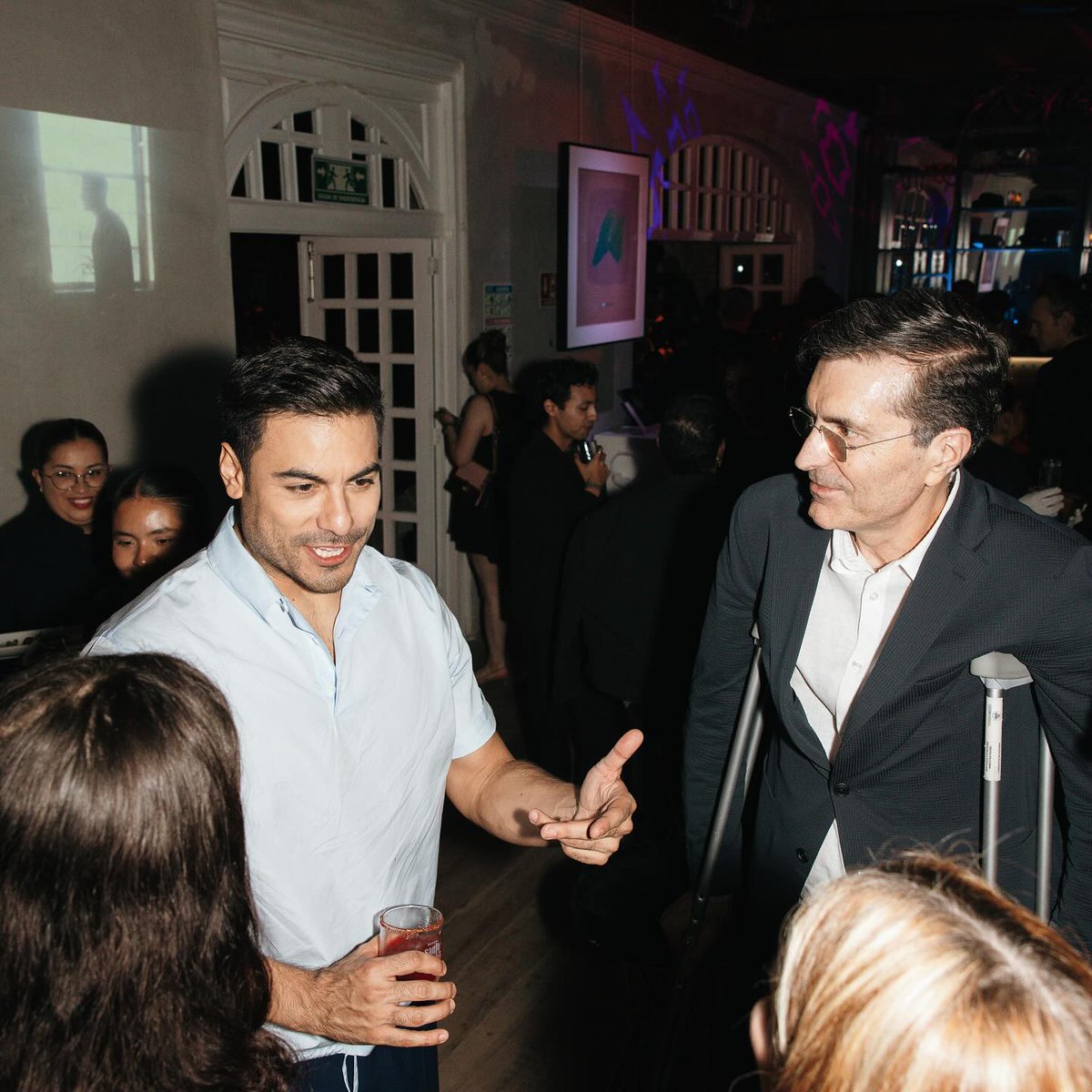 Repost #quiencom
Después de la cena, entre copas de Santo Gusano y amigos cercanos, Carlos Rivera interpretó algunos de los temas de ¿Qué significa el amor? en un mini show privado en una casa de la colonia Roma.

<a href="/_CarlosRivera/">Carlos Rivera</a> <a href="/sonymusicca/">Sony Music C.A.</a> <a href="/WestWoodEntt/">Westwood Entertainment</a> <a href="/mikenoriega/">Mike Noriega</a>