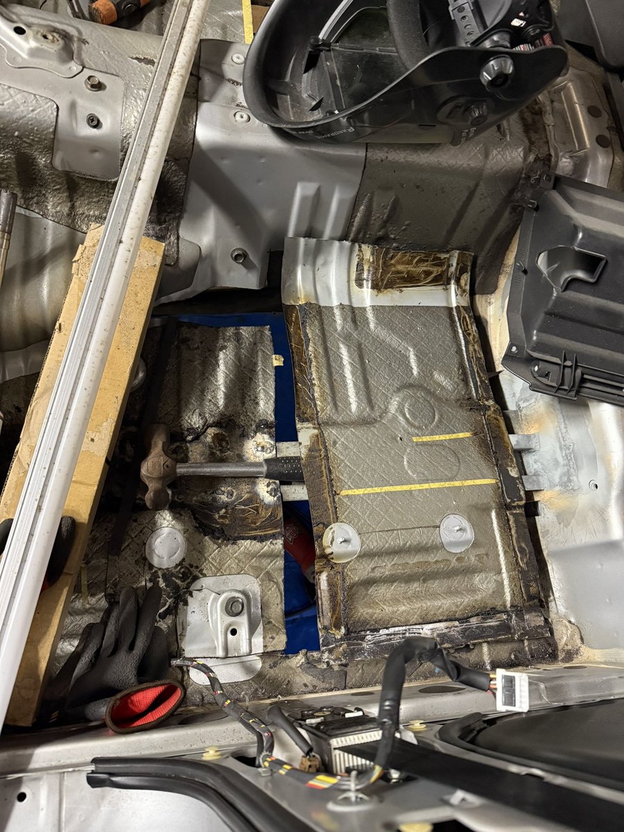 夜に地道に進めてる

べバストの後付けサンルーフ移植するけど、
やっぱり純正サンルーフ欲しい、、
てことで永遠にr33 4ドアのサンルーフ募集😇
カットボディでいいから出てこんかな🤮