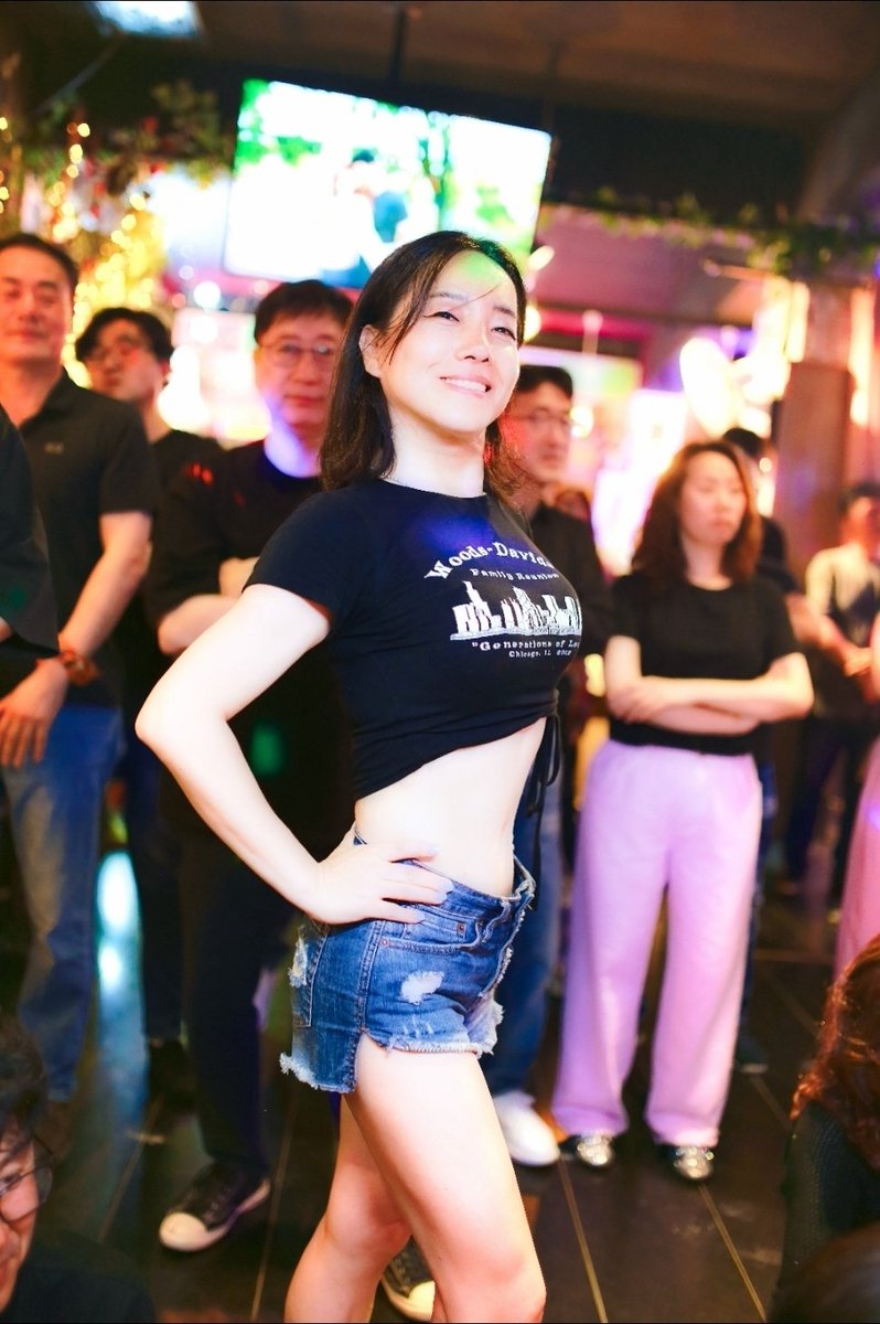 칼리에서 찍혔네 ㅋㅋㅋㅋㅋ 

근데 다리볼륨이 하나도없다니
다른의미로 하의실종이군 ㅋㅋㅋㅋㅋ 

허빵하고싶당~ 꿀뻑지 되고싶당~~