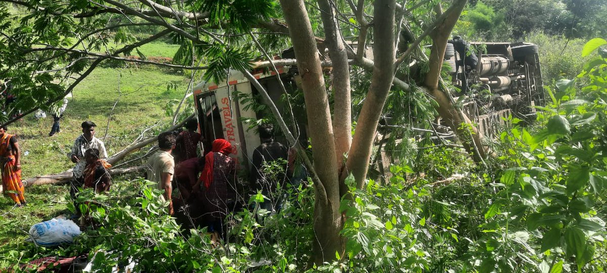 otvnews's tweet image. #Malkangiri | A passenger bus overturned in the ghat area of Bijaghat, Malkangiri, after reportedly losing balance. The bus carrying over 50 passengers was returning from Hyderabad when the accident occurred. 

#Odisha