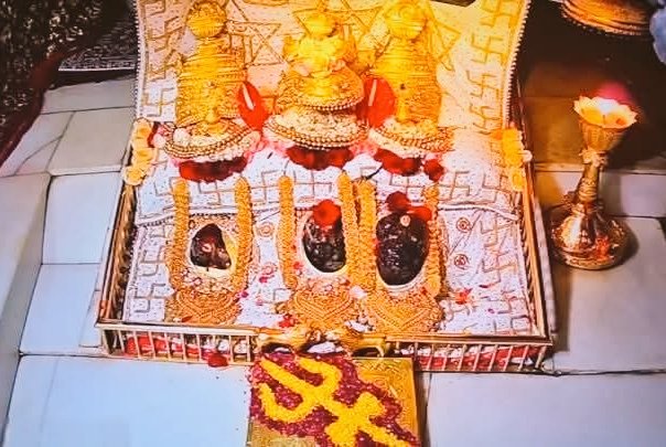 श्री माता वैष्णो देवी जी के भक्तों के लिए आज का प्रातः कालीन आरती और शृंगार दर्शन एक दिव्य अनुभूति लेकर आया।
02 जून 2025 की सुबह, त्रिकूट पर्वत की गोद में गूंजती मंत्रध्वनि और माता के भव्य अलौकिक शृंगार ने श्रद्धालुओं के मन को शांति और आस्था से भर दिया।

माँ का रूप आज विशेष आभा