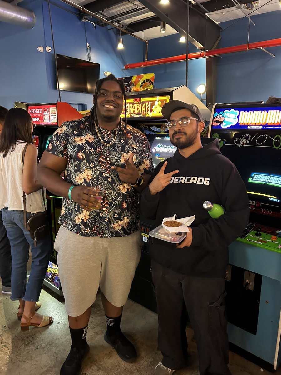 First time I've ever had someone come up to me and say "Yo, are you AD from The Lookout?"  come up to me in real life man. I appreciate everyone who taps into our stuff for real <a href="/TheLookoutRNC/">The Lookout | almost summer 🏝️</a>