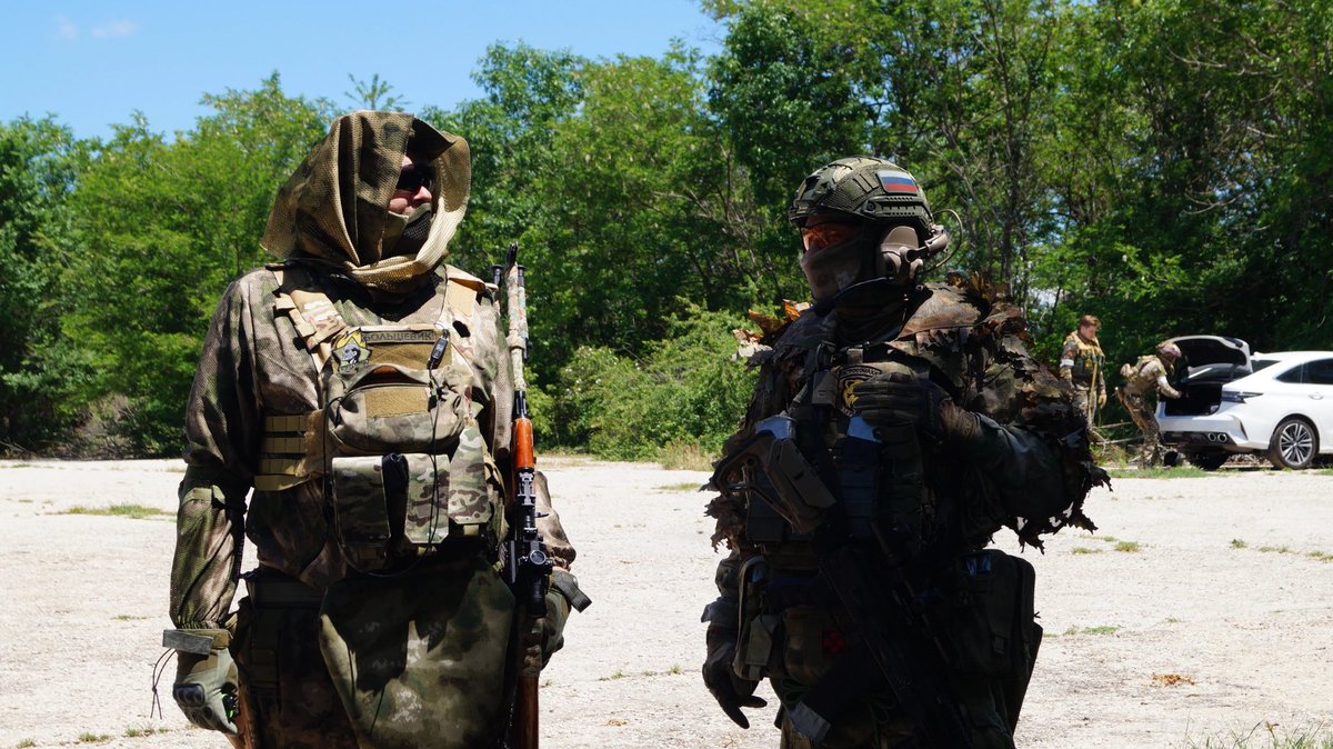 kwizziart's tweet photo. ▾ Yesterday went great and I was able to take quite a few pictures from the Airsoft game

▾ All photos from the game are here: https://t.co/wRJu9FrrT0

▿ #airsoft #sky #flowers #man #military #Kwizzi #cute https://t.co/6AWkcQXmId