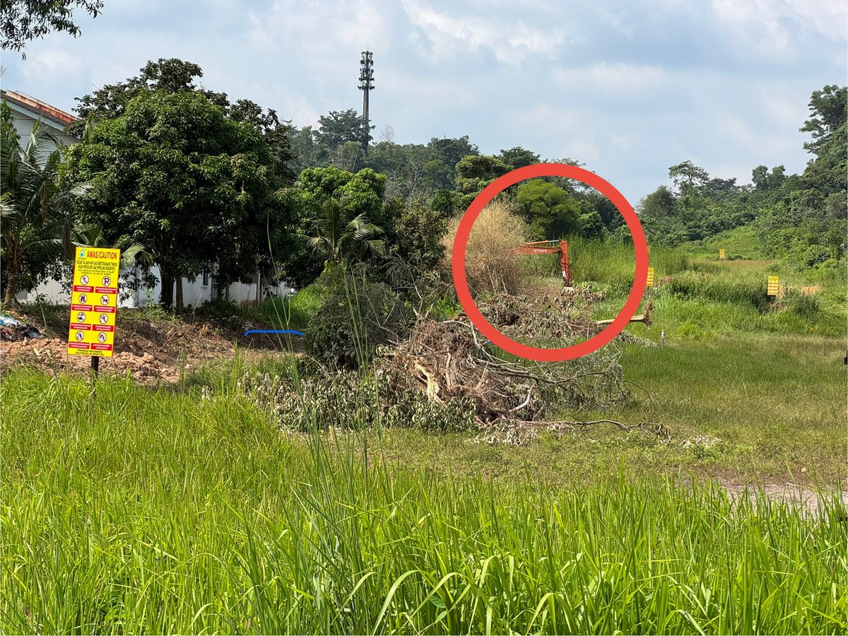 ElanDavin's tweet photo. That’s an excavator on @Petronas high pressure gas pipeline reserves land at Seremban 3. Phobia Putra Heights Tragedy 😱 https://t.co/aU6dOJzOq2