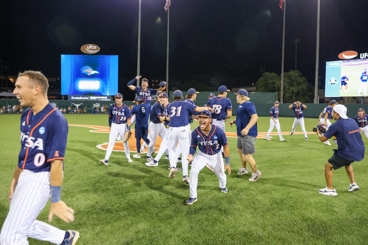 UTSABSB's tweet photo. Enjoy it!
#BirdsUp 🤙 | #LetsGo210 https://t.co/g7gskkB587