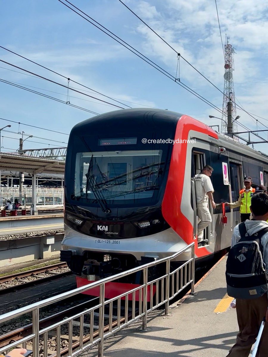 createdbydanwel's tweet photo. Ada yang sudah cobain KRL baru ini guys? 😁 Baru di blue line dan red line aja nih kebetulan 👏 #krlcommuterline https://t.co/tNrS0avQLI