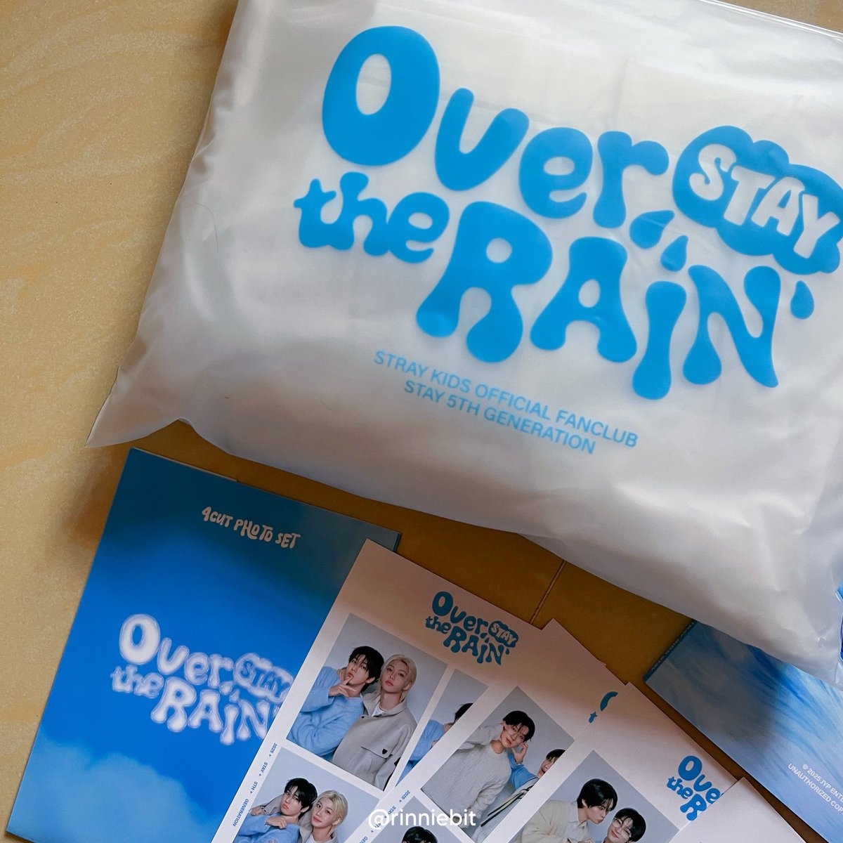 rinniebit's tweet image. finally, got my stray kids fankit! so so in love with them ❤️ #straykids #overtherain #stay #fankit #kpop